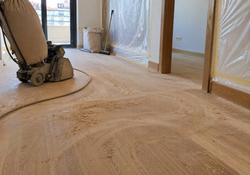 Afagamento de piso de madeira em curso