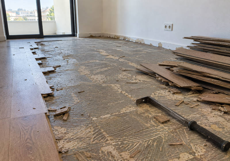 Profissional a remover pavimento laminado