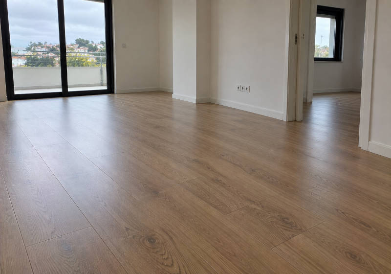 Pavimento laminado instalado num quarto