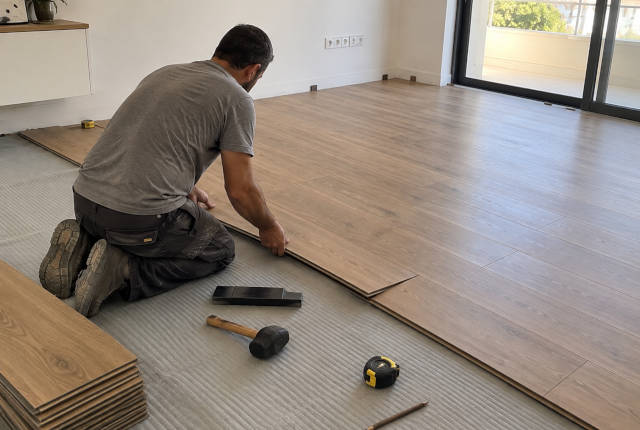 Instalação de pavimento flutuante numa sala em Loulé