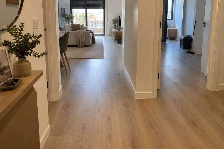 Apartamento com pavimento vinílico no corredor e dois quartos