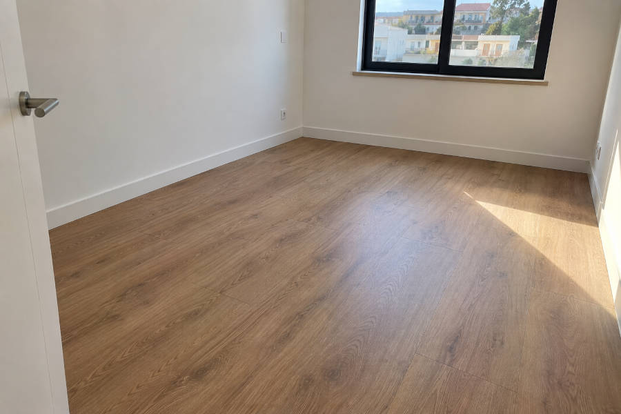 Detalhe de um quarto com pavimento em vinil