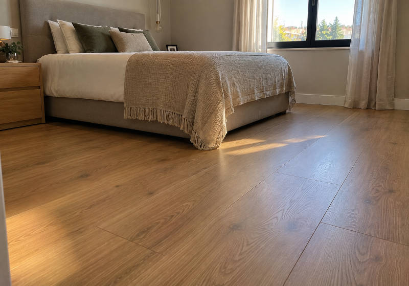 Quarto com chão de madeira