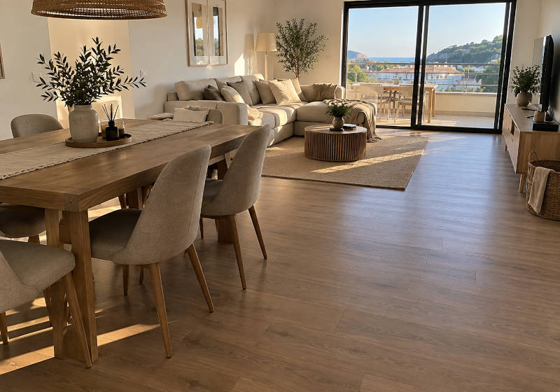 Sala de jantar de um apartamento no Algarve com pavimento flutuante