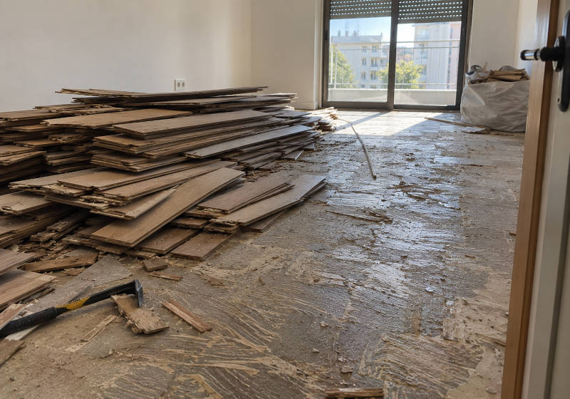 Lâminas de parquet flutuante empilhadas após terem sido retiradas