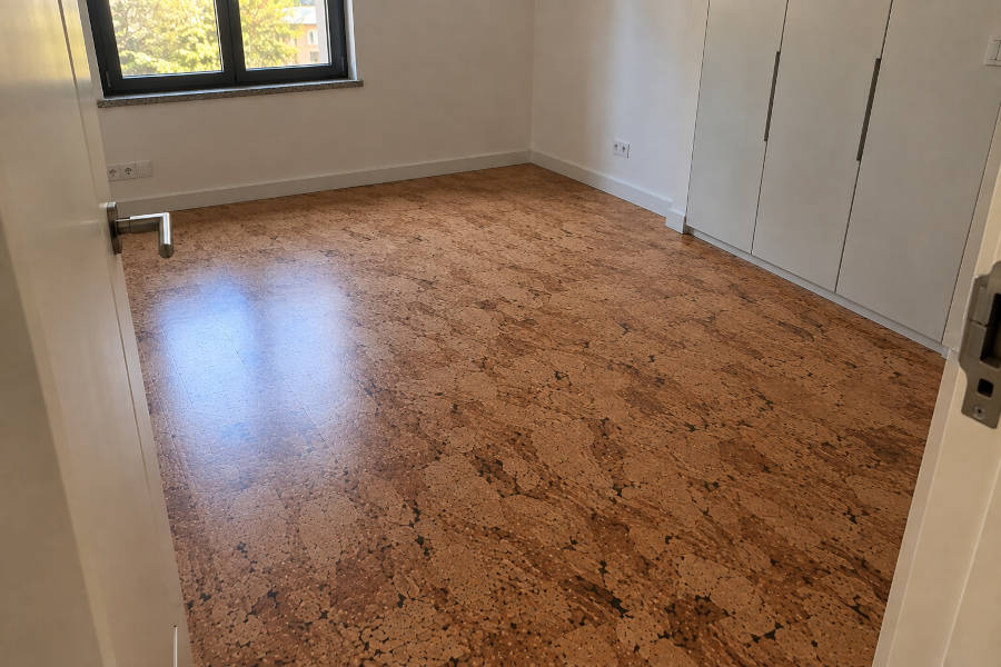 Divisão terminada com chão de cortiça