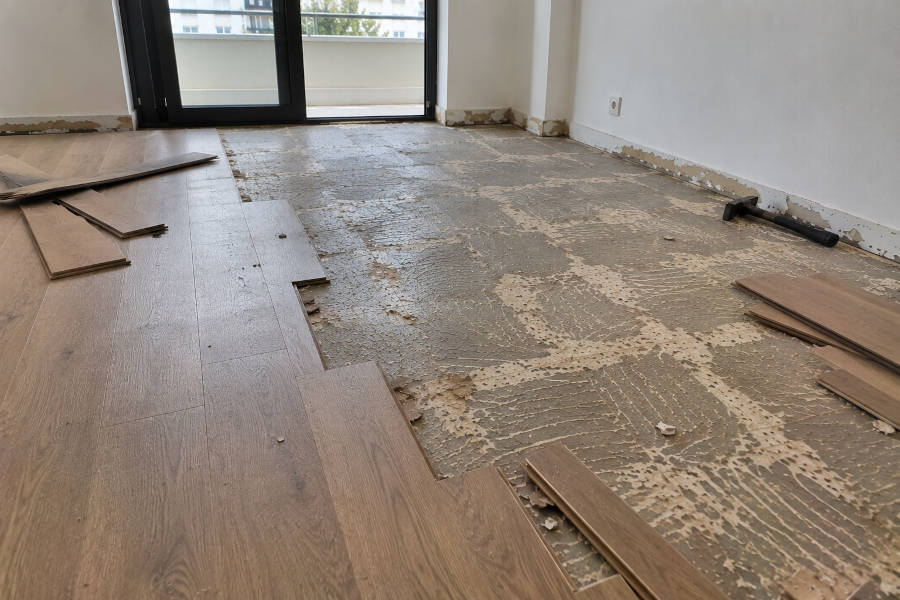 Processo de remoção de um pavimento laminado a meio da instalação