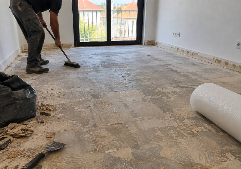 Trabalhos de substituição de um piso flutuante danificado no Algarve